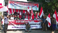 Ratusan masyarakat dan elemen mahasiswa yang tergabung dalam Aliansi Mahasiswa dan Masyarakat Jawa Tengah menggelar aksi damai dengan menampilkan teaterikal dan mimbar bebas di Kawasan Patung Slamet Riyadi, Surakarta, Jawa Tengah, Selasa (20/11). Foto: dok. Istimewa