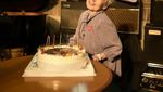Bikin Senyum! Nenek 90 Tahun Ini Punya Gaya Seru Saat Pose Makan dan Minum
