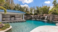 Halaman belakangnya juga luar biasa, dengan kolam renang besar dan air terjun khusus, bak mandi air panas. Istimewa/Luxatic.