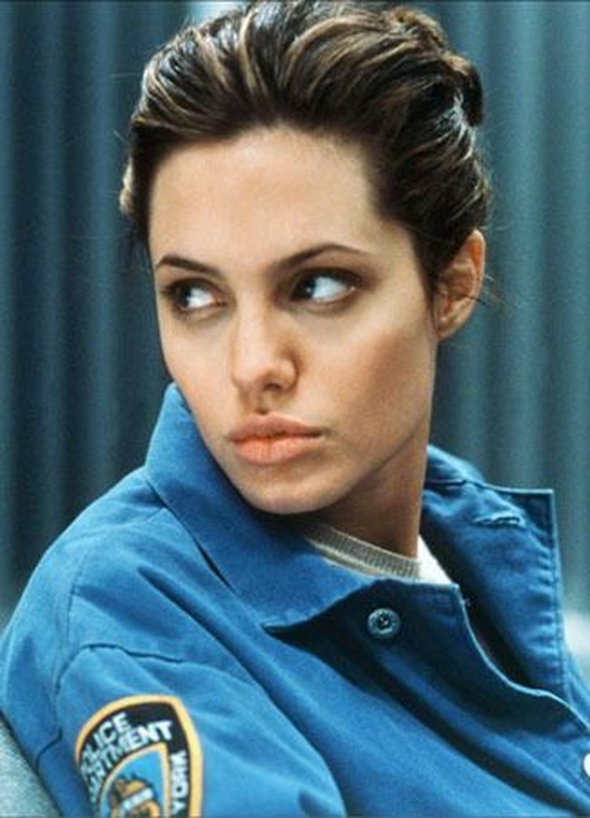 Angelina Jolie dikenal sering memerankan tokoh wanita tangguh, salah satunya polisi wanita. Dalam film Bone Collector di tahun 1999, ia tampak mengenakan berbagai seragam polisi, seperti kemeja biru hingga kaus dengan rompi anti peluru. Foto: Dok. Pinterest, Instagram