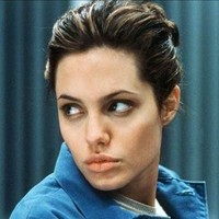 Angelina Jolie dikenal sering memerankan tokoh wanita tangguh, salah satunya polisi wanita. Dalam film Bone Collector di tahun 1999, ia tampak mengenakan berbagai seragam polisi, seperti kemeja biru hingga kaus dengan rompi anti peluru. Foto: Dok. Pinterest, Instagram