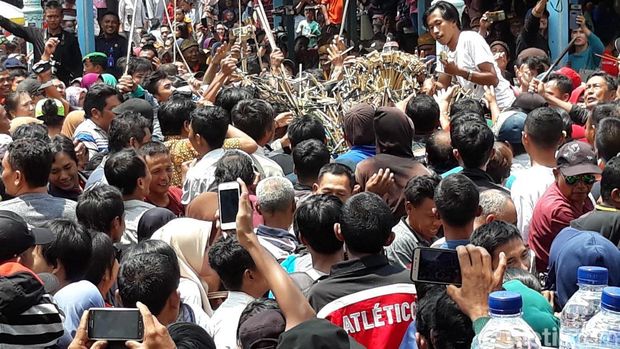 Lantunan Doa Belum Usai, Gunungan Grebeg Maulid di Solo 