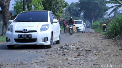 Jalan Rusak di Rancaekek Bandung Ditambal Tanah Bercampur Sampah
