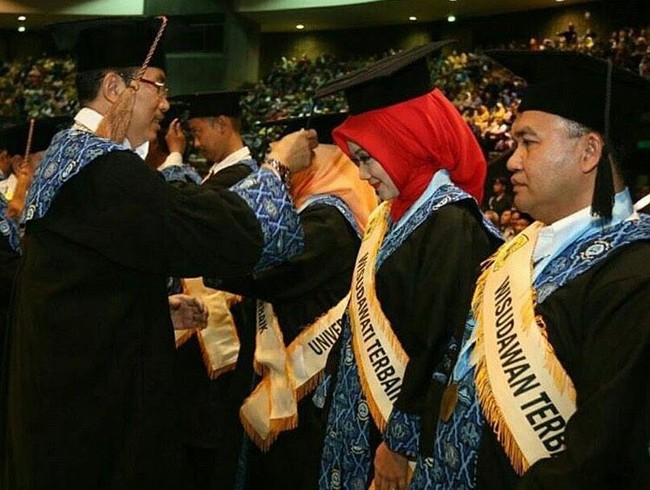 Atalia Kamil juga terlihat senang memakai warna-warna terang. Di beberapa kesempatan ia memakai hijab berwarna merah menyala. Foto: Dok. Instagram