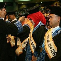 Atalia Kamil juga terlihat senang memakai warna-warna terang. Di beberapa kesempatan ia memakai hijab berwarna merah menyala. Foto: Dok. Instagram