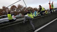 Para demonstran memblokade akses jalan tol, terowongan hingga bandara. Reuters/Charles Platiau.