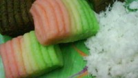 Getuk lindri yang diberi warna dan dicetak keriting jadi ciri khas kota Magelang. Makin enak dicocol kelapa parut. Foto : Instagram @lfoto.makanan