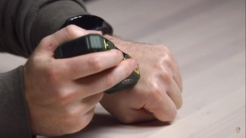 Ponsel seharga USD 27, atau tak sampai Rp 400 ribu, ini pun dicoba untuk mencukur rambut yang ada di tangan. Foto: YouTube/Unbox Therapy