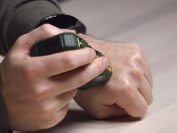 Edan! Ponsel Ini Punya Pencukur Jenggot