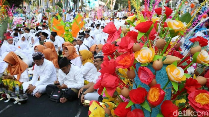 Festival Endhog-Endhogan yang digelar di Banyuwangi berlangsung meriah, Selasa (20/11/2018). Ribuan kembang endhog diarak dari empat penjuru menuju titik kumpul di depan Kantor Pemda Banyuwangi.