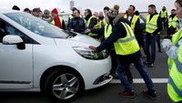 Pengunjuk rasa menilai keputusan Presiden Macron telah merugikan rakyat dan sama sekali tidak memihak rakyat. Padahal sudah banyak pajak yang membebani warga Prancis. Reuters/Stephane Mahe.