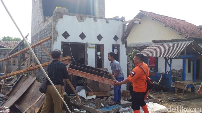 Ratusan Rumah di Bandung Barat Rusak Dilanda Puting Beliung Ratusan Rumah di Bandung Barat Rusak Dilanda Puting Beliung