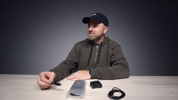 Hanya pengisi daya sebagai aksesoris yang menemani ponsel buatan vendor asal China tersebut. Foto: YouTube/Unbox Therapy