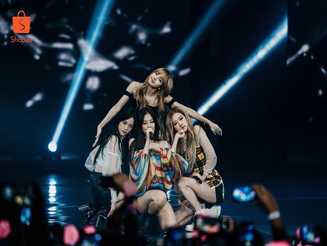 Idol grup yang berasal dari Korea Selatan Blackpink jadi tamu spesial di acara Shopee Road to 12.12 Birthday Sale yang diselenggarakan di Sentul International Convention Center, Bogor, Jawa Barat, Senin (19/11/2018) malam. Foto: Dok. Shopee