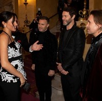 Dalam kesempatan tersebut, Meghan yang dikabarkan akan melahirkan pada April 2019 sempat menyapa langsung para pengisi acara. Salah satunya grup lawas Take That yang terdiri dari Gary Barlow, Howard Donald, dan Mark Owen. Foto: Ian Vogler - WPA Pool/Getty Images