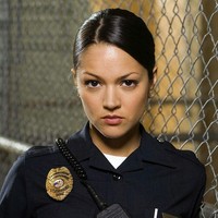 Aktris asal Kolombia Paula Garces mendapatkan peran sebagai polisi wanita dalam serial The Shield yang tayang di FX. Garces tampil dengan seragam polisi lengkap, termasuk membawa senjata. Foto: Dok. Pinterest, Instagram