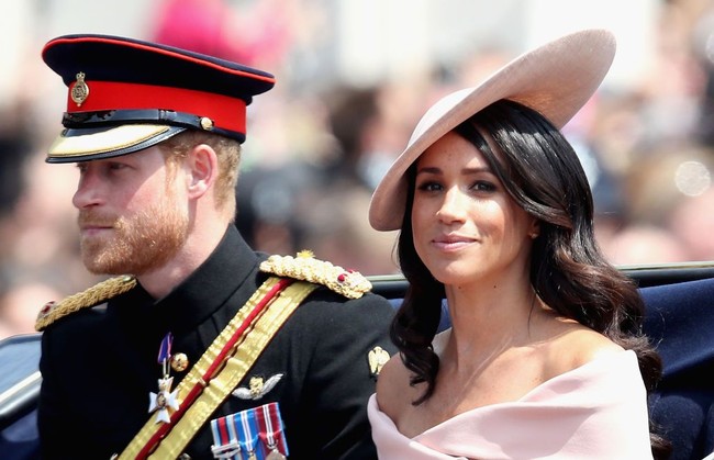 Meghan Markle tampil dibalut gaun off the shoulder berwarna pastel untuk menghadiri Trooping the Colour pertamakalinya. Gaun dengan bahu terbuka ini adalah rancangan dari desainer Amerika, Carolina Herrera. Meski penampilannya sangat stylish dan memikat, namun The Sun melaporkan jika gayanya kali ini tak sesuai protokol kerajaan karena terlalu terbuka. Foto: Dok. Getty Images
