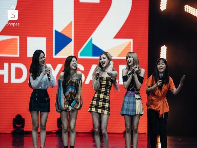 Datang ke Indonesia dan mengisi acara, grup yang beranggotakan empat personel ini tampil memesona dengan gaya busana yang colourful dan ceria. Foto: Dok. Shopee