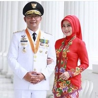 Dua momen penting pada Pilkada serentak 2018, ia memakai hijab merah. Tepatnya saat pencoblosan dan pengesahan Ridwan Kamil menjadi Gubernur Jawa Barat. Foto: Dok. Instagram