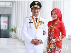 Istri Ridwan Kamil Selalu Ngejreng Pakai Hijab Merah, Ini Alasannya