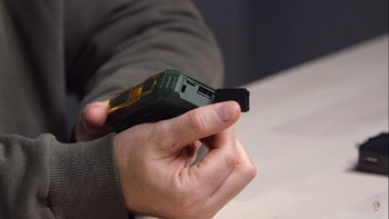 Bahkan ponsel ini bisa mengisi daya perangkat lain dengan port USB yang dimilikinya. Foto: YouTube/Unbox Therapy