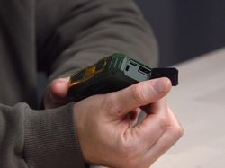 Edan! Ponsel Ini Punya Pencukur Jenggot