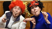 Umur sih boleh beda jauh, tapi gayanya tetap sama kaya anak muda di sampingnya, kan? Ia terlihat mengenakan topi bertema macan saat perayaan Halloween lalu. Jangan-jangan kamu kalah gaul sama nenek ini lagi!  Foto: Facebook Kimiko Nishimoto