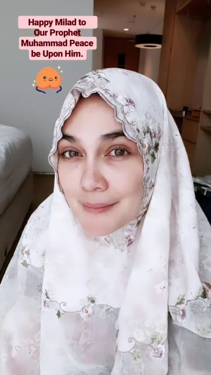 Rayakan Maulid Nabi, Luna Maya tampil Menawan dengan Hijab