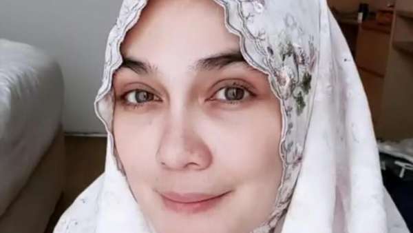 Rayakan Maulid Nabi, Luna Maya tampil Menawan dengan Hijab Rayakan Maulid Nabi, Luna Maya tampil Menawan dengan Hijab