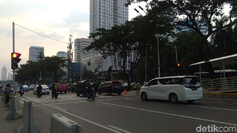 Waduh! Banyak Kendaraan Terobos Pelican Crossing Halte TransJ GBK Waduh! Banyak Kendaraan Terobos Pelican Crossing Halte TransJ GBK