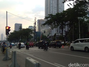 Waduh! Banyak Kendaraan Terobos Pelican Crossing Halte TransJ GBK