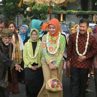 Menurut Atalia, salah satu baju andalannya adalah baju batik. Baju batik menurut istri Ridwan Kamil bisa dipakai di berbagai suasana. Foto: Dok. Instagram