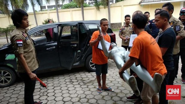 Para pelaku mempraktekkan pembunuhan terhadap sopir taksi online dalam rekonstruksi kasus, di Palembang, beberapa waktu lalu.