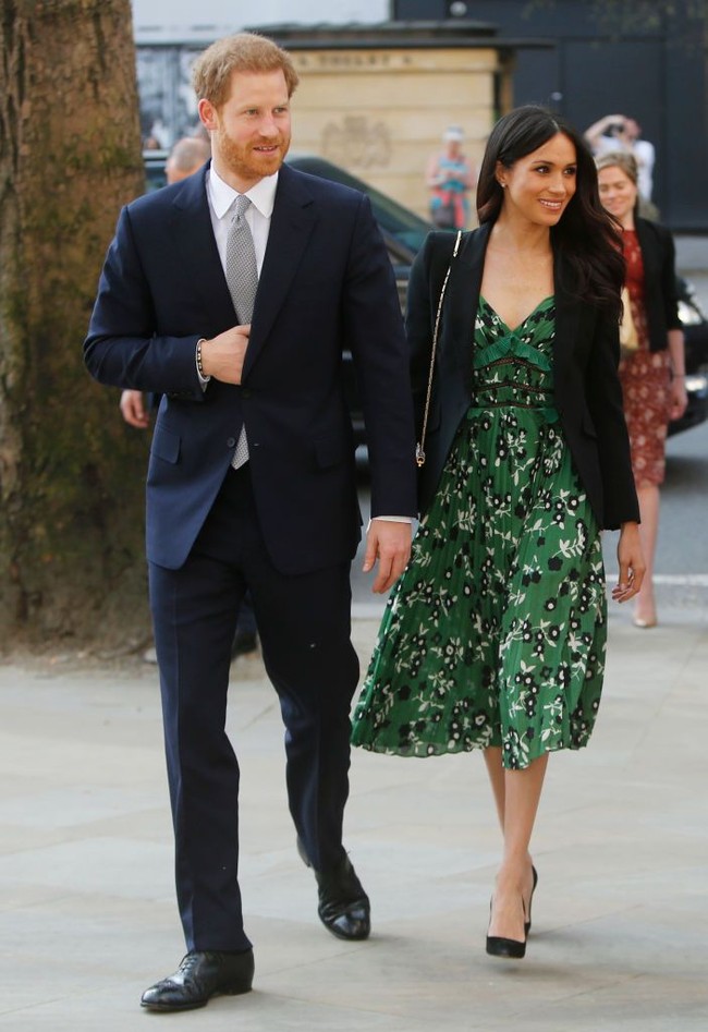 Mengenakan dress bunga berwarna hijau saat menghadiri Invictus Games bersama Pangeran Harry, kali ini Meghan Markle melanggar aturan kerajaan karena memakai busana yang mengekspos belahan dadanya. Foto: Dok. Getty Images