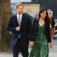 Mengenakan dress bunga berwarna hijau saat menghadiri Invictus Games bersama Pangeran Harry, kali ini Meghan Markle melanggar aturan kerajaan karena memakai busana yang mengekspos belahan dadanya. Foto: Dok. Getty Images