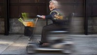 Nenek gaul ini bernama Kimiko Nishimoto. Ia membuat halaman di Facebook dengan status pekerjaan sebagai fotografer. Anehnya, kebanyakan dirinya sendiri yang menjadi model fotonya. Hihi. Foto: Facebook Kimiko Nishimoto