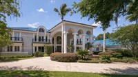 Pemain NBA legendaris ini baru mendaftarkan rumah besarnya di Florida, untuk dijual. Rumahnya dibangun di lahan seluas tiga hektar di luar Orlando, Florida, yang menghadap ke Danau. Istimewa/Luxatic.