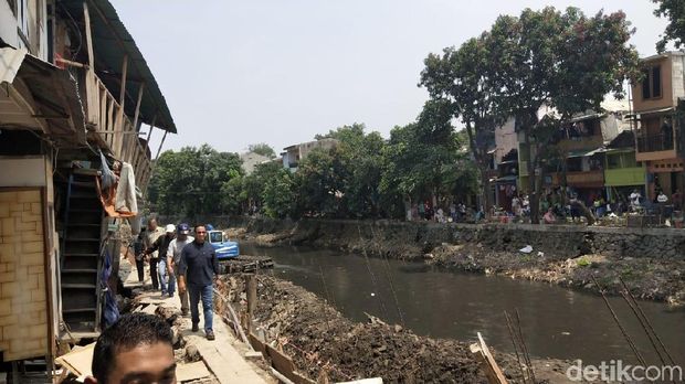 Amies saat meninjau rumah-rumah yang ambles. 