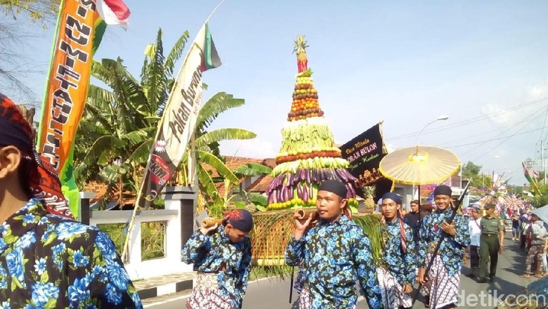 Riuhnya Warga Berebut 1.000 Nasi Kepel Ampyang Maulid Nabi di Kudus Riuhnya Warga Berebut 1.000 Nasi Kepel Ampyang Maulid Nabi di Kudus