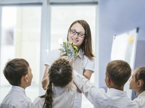 25+ Puisi Pendek Berbagai Tema tentang Perpisahan Sekolah hingga Cinta