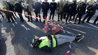 Aksi ini mendapat penjagaan dari aparat kepolisian. Reuters/Eric Gaillard.