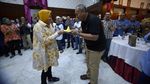 Risma Dapat Kejutan Kue Ultah dari Pegawai Pemkot Surabaya
