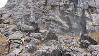 Lanskap berupa bebatuan tandus di ketinggian 4.000-an mdpl Pegunungan Jayawijaya (Afif Farhan/detikTravel)