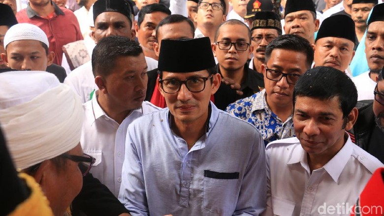 Ziarah ke Makam Sultan Iskandar Muda, Sandi Disambut Emak Bidadari Ziarah ke Makam Sultan Iskandar Muda, Sandi Disambut Emak Bidadari