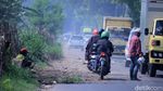 Jalan Rusak di Rancaekek Bandung Ditambal Tanah Bercampur Sampah
