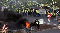 Para demonstran juga menggelar aksi bakar ban bekas. Reuters/Stephane Mahe.