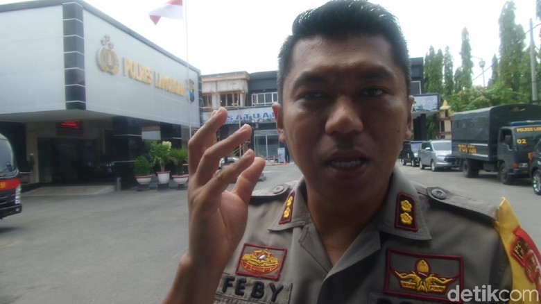 Polisi Geledah Rumah Pelaku Penyerangan di Lamongan Polisi Geledah Rumah Pelaku Penyerangan di Lamongan