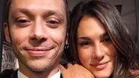 Tak lupa, Rossi dan Sofia menyempatkan berswafoto sendiri dengan ponselnya di sela-sela FIM MotoGP Awards 2018. (Foto: Instagram @francescasofianovello)