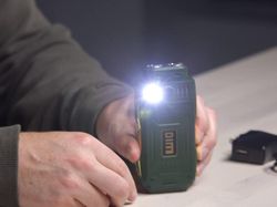 Edan! Ponsel Ini Punya Pencukur Jenggot