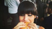Doyan makan namun tetap ramping. Kat terlihat sedang menikmati burger kesukaannya. Yummy! Foto: Instagram @katramnani